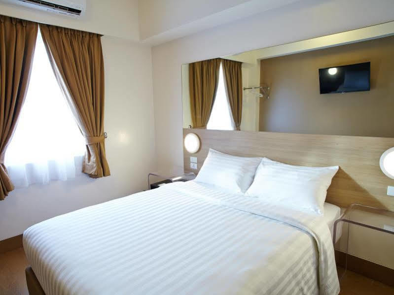 Red Planet Makati Avenue Manila Hotel Makati City Exterior foto